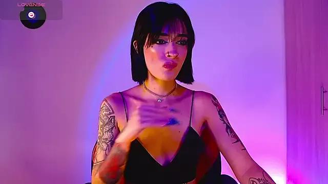 Discover our girls online shows and discover the company of countless livestreamers, with stunning shapes, sex toys and more.