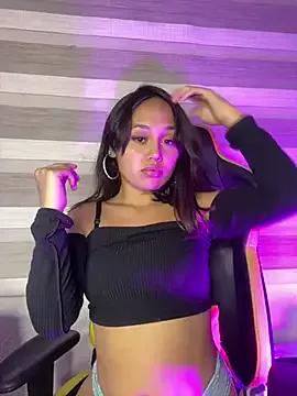 Discover our girls online shows and discover the company of countless livestreamers, with stunning shapes, sex toys and more.