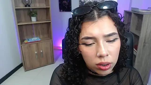 Discover our girls online shows and discover the company of countless livestreamers, with stunning shapes, sex toys and more.