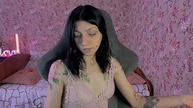 Discover our girls online shows and discover the company of countless livestreamers, with stunning shapes, sex toys and more.