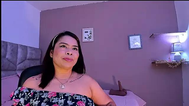 Discover our girls online shows and discover the company of countless livestreamers, with stunning shapes, sex toys and more.