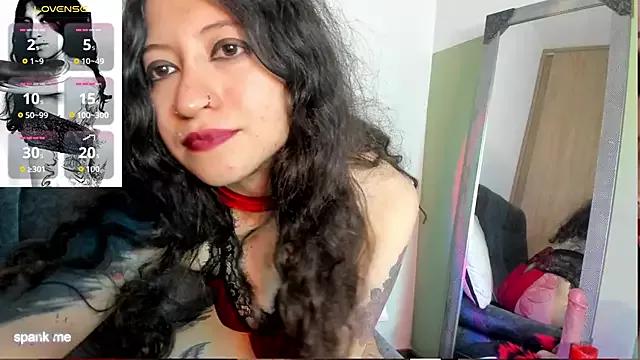 Discover our girls online shows and discover the company of countless livestreamers, with stunning shapes, sex toys and more.