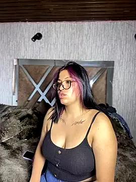 Discover our girls online shows and discover the company of countless livestreamers, with stunning shapes, sex toys and more.