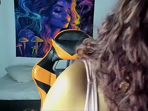 Discover our girls online shows and discover the company of countless livestreamers, with stunning shapes, sex toys and more.
