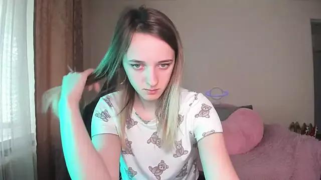 Discover our girls online shows and discover the company of countless livestreamers, with stunning shapes, sex toys and more.