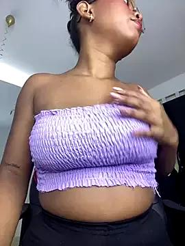 Discover our girls online shows and discover the company of countless livestreamers, with stunning shapes, sex toys and more.