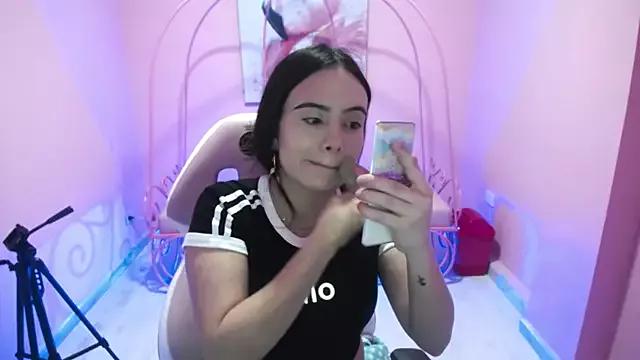 Discover our girls online shows and discover the company of countless livestreamers, with stunning shapes, sex toys and more.