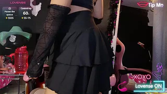 Discover our girls online shows and discover the company of countless livestreamers, with stunning shapes, sex toys and more.