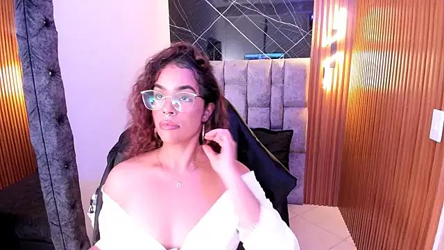 Discover our girls online shows and discover the company of countless livestreamers, with stunning shapes, sex toys and more.