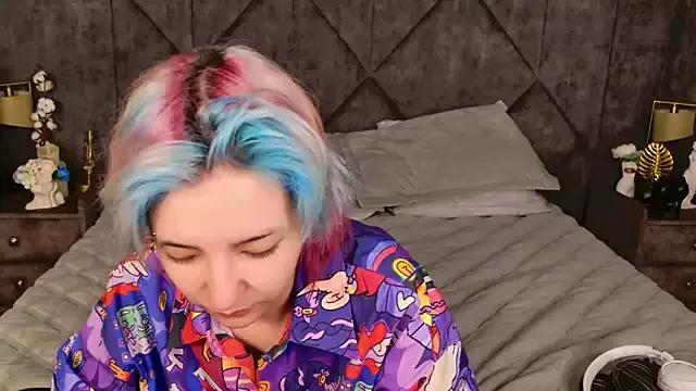 Discover our girls online shows and discover the company of countless livestreamers, with stunning shapes, sex toys and more.