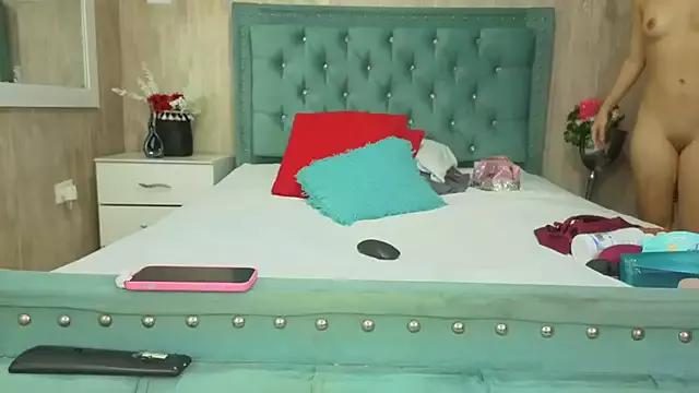 Discover our girls online shows and discover the company of countless livestreamers, with stunning shapes, sex toys and more.