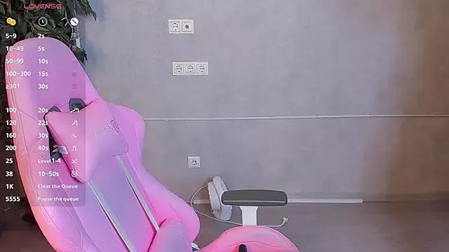 Discover our girls online shows and discover the company of countless livestreamers, with stunning shapes, sex toys and more.