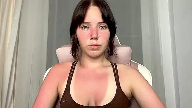 Discover our girls online shows and discover the company of countless livestreamers, with stunning shapes, sex toys and more.