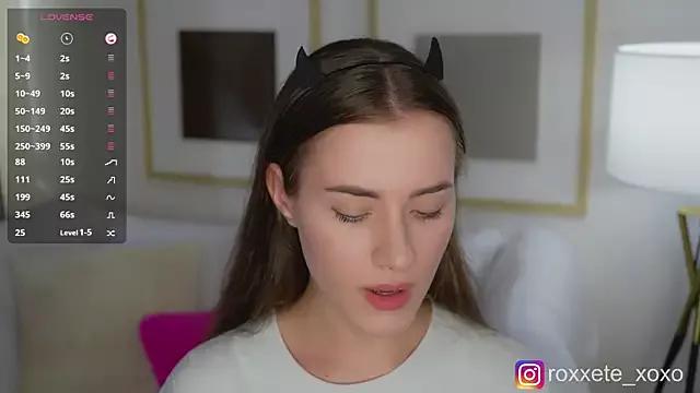 Discover our girls online shows and discover the company of countless livestreamers, with stunning shapes, sex toys and more.