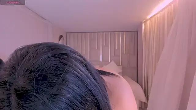 Discover our girls online shows and discover the company of countless livestreamers, with stunning shapes, sex toys and more.