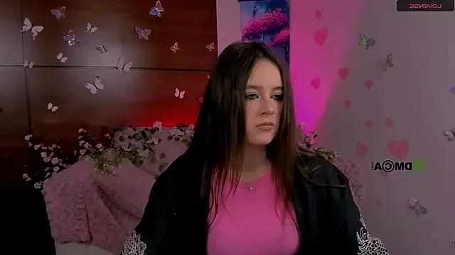 Discover our girls online shows and discover the company of countless livestreamers, with stunning shapes, sex toys and more.