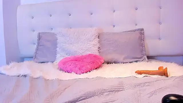 Discover our girls online shows and discover the company of countless livestreamers, with stunning shapes, sex toys and more.