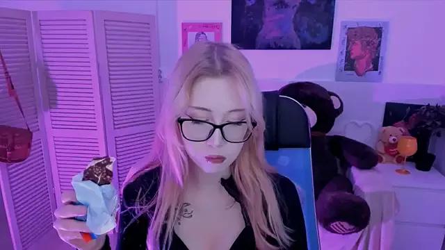 Discover our girls online shows and discover the company of countless livestreamers, with stunning shapes, sex toys and more.