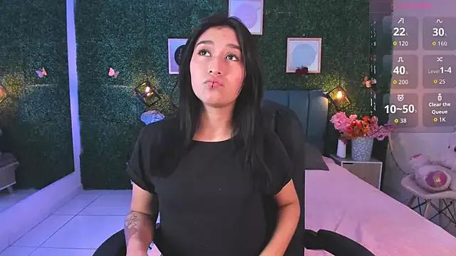 Discover our girls online shows and discover the company of countless livestreamers, with stunning shapes, sex toys and more.