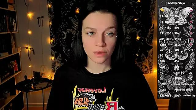 Discover our girls online shows and discover the company of countless livestreamers, with stunning shapes, sex toys and more.