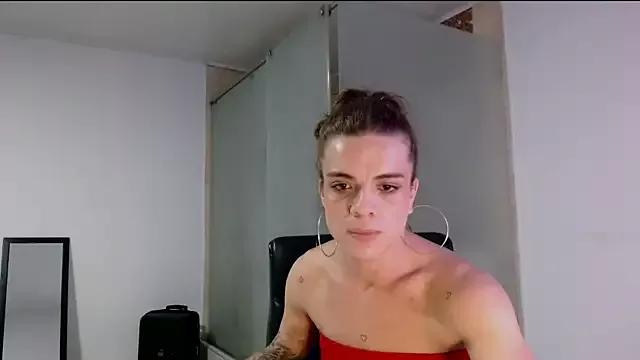 Discover our girls online shows and discover the company of countless livestreamers, with stunning shapes, sex toys and more.