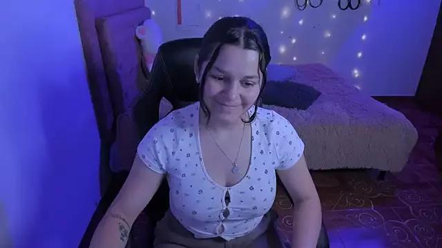 Discover our girls online shows and discover the company of countless livestreamers, with stunning shapes, sex toys and more.