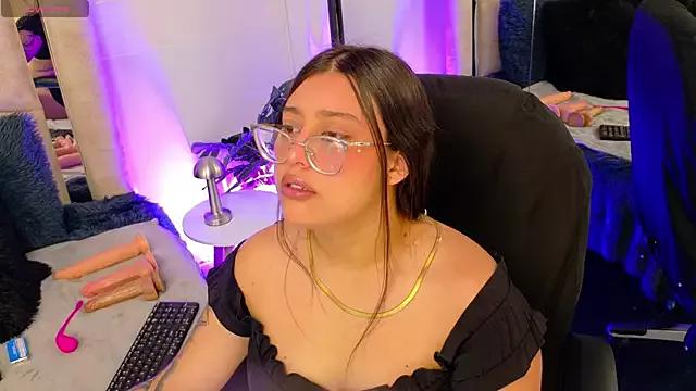 Discover our girls online shows and discover the company of countless livestreamers, with stunning shapes, sex toys and more.