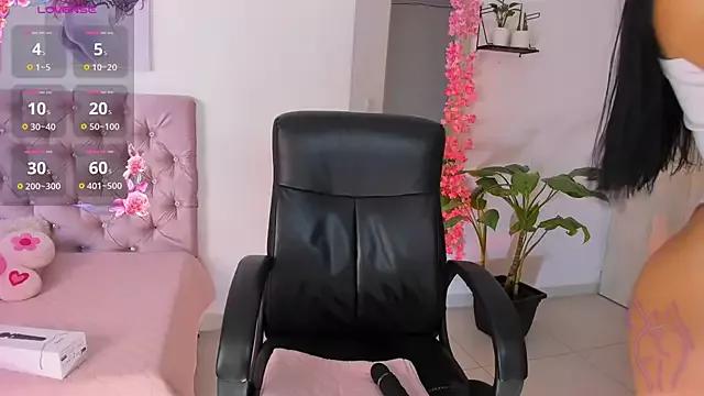 Discover our girls online shows and discover the company of countless livestreamers, with stunning shapes, sex toys and more.