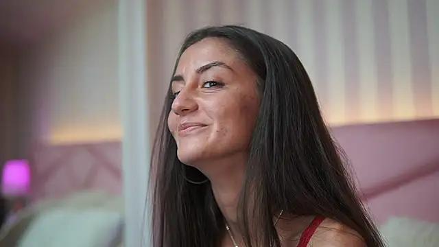 Discover our girls online shows and discover the company of countless livestreamers, with stunning shapes, sex toys and more.