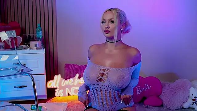 Discover our girls online shows and discover the company of countless livestreamers, with stunning shapes, sex toys and more.