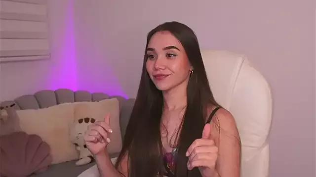 Discover our girls online shows and discover the company of countless livestreamers, with stunning shapes, sex toys and more.