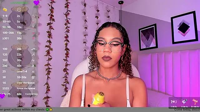 Discover our girls online shows and discover the company of countless livestreamers, with stunning shapes, sex toys and more.
