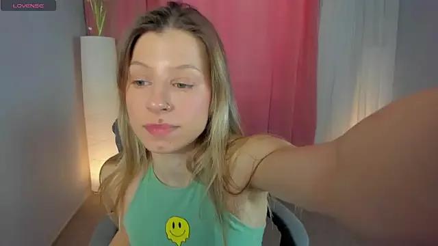 Discover our girls online shows and discover the company of countless livestreamers, with stunning shapes, sex toys and more.