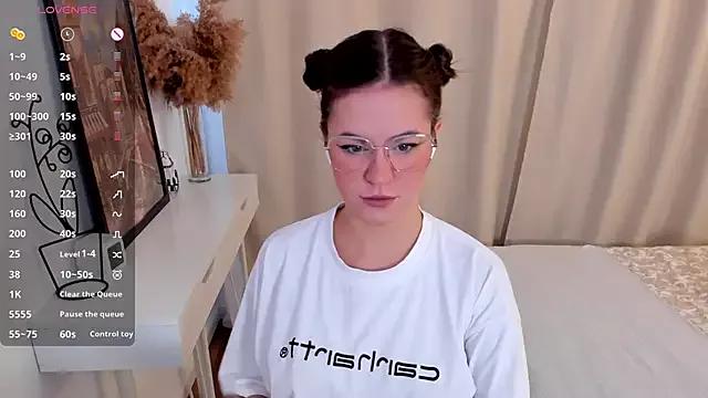 Discover our girls online shows and discover the company of countless livestreamers, with stunning shapes, sex toys and more.