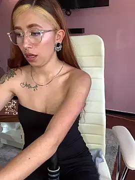 Discover our girls online shows and discover the company of countless livestreamers, with stunning shapes, sex toys and more.