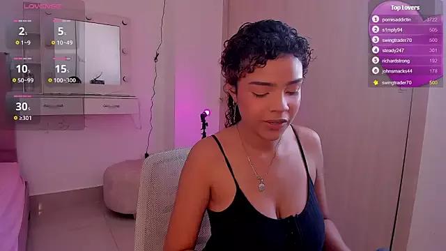 Discover our girls online shows and discover the company of countless livestreamers, with stunning shapes, sex toys and more.
