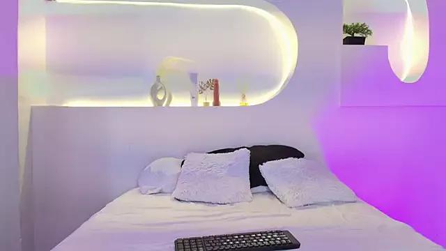 Discover our girls online shows and discover the company of countless livestreamers, with stunning shapes, sex toys and more.