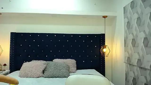 Discover our girls online shows and discover the company of countless livestreamers, with stunning shapes, sex toys and more.