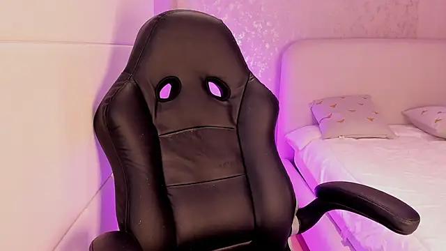 Discover our girls online shows and discover the company of countless livestreamers, with stunning shapes, sex toys and more.