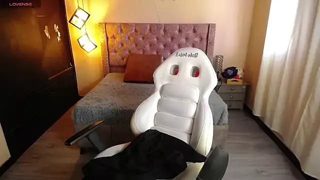 Discover our girls online shows and discover the company of countless livestreamers, with stunning shapes, sex toys and more.