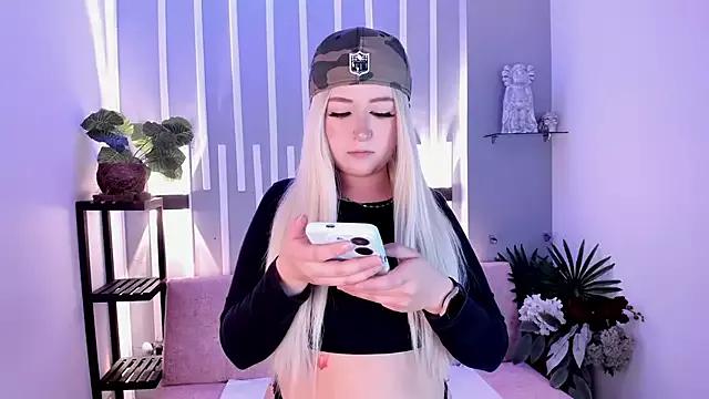 Discover our girls online shows and discover the company of countless livestreamers, with stunning shapes, sex toys and more.