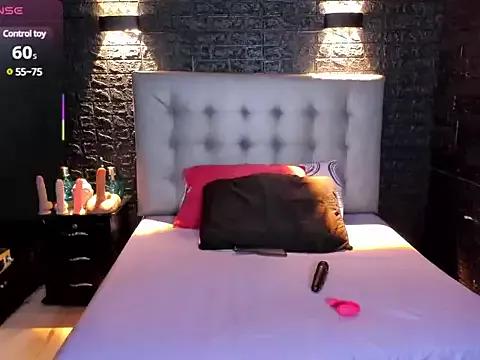 Discover our girls online shows and discover the company of countless livestreamers, with stunning shapes, sex toys and more.