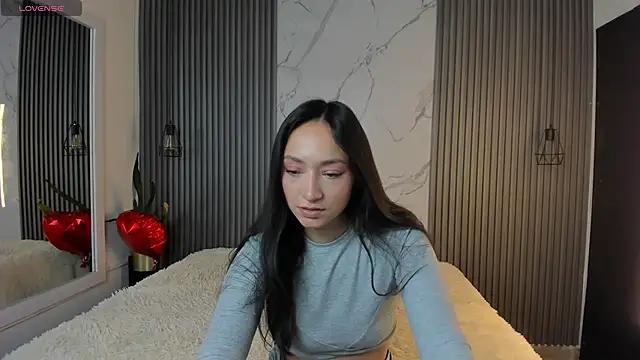 Discover our girls online shows and discover the company of countless livestreamers, with stunning shapes, sex toys and more.