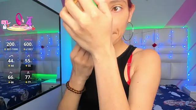 Discover our girls online shows and discover the company of countless livestreamers, with stunning shapes, sex toys and more.
