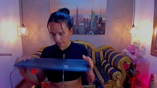 Discover our girls online shows and discover the company of countless livestreamers, with stunning shapes, sex toys and more.