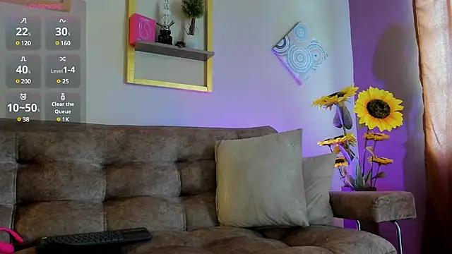 Discover our girls online shows and discover the company of countless livestreamers, with stunning shapes, sex toys and more.