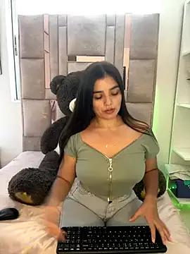 Discover our girls online shows and discover the company of countless livestreamers, with stunning shapes, sex toys and more.