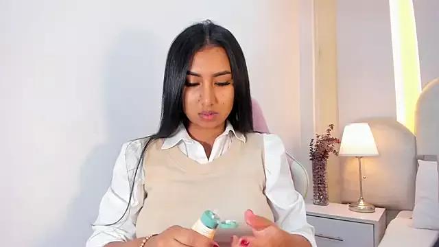 Discover our girls online shows and discover the company of countless livestreamers, with stunning shapes, sex toys and more.