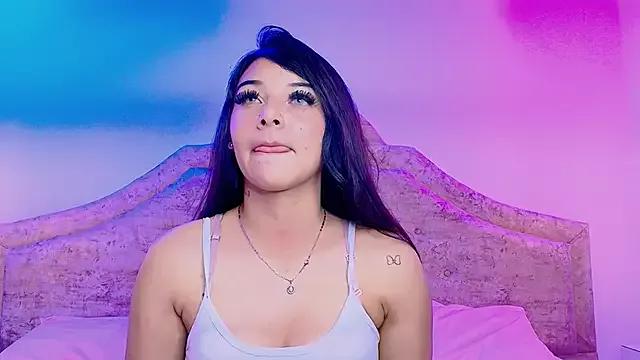 Discover our girls online shows and discover the company of countless livestreamers, with stunning shapes, sex toys and more.