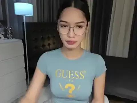 Discover our girls online shows and discover the company of countless livestreamers, with stunning shapes, sex toys and more.